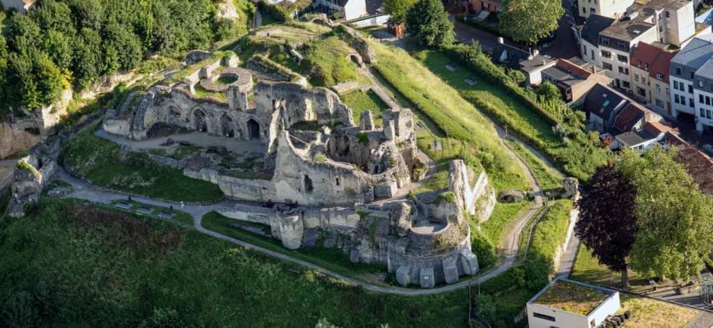 De kasteelruine van Valkenburg en de Haselderhof van boven