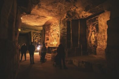 Grotten in Valkenburg Grotten in Valkenburg, Wat is het verschil tussen een grot en een mergelgroeve? Ontdek het verhaal achter de Fluweelengrot in Valkenburg.